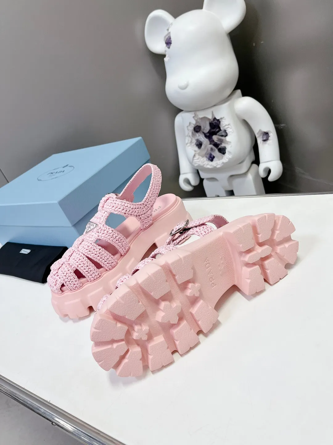 👟👟Ex-factory price 640👟👟 Straw 2023 exclusive version super hot🎊🎊🎊hot prada Prada cage shoes sawtooth Roman braided thick-soled rubber sandals retro fashionable and avant-garde gear teeth 55mm Thick-soled soles, the upper perfectly restores the original craftsmanship, and is made of purely hand-woven uppers. The cost is extremely high, making the whole pair of shoes light and comfortable, full of holiday feel, and bright colors 💐💐💐💐 to satisfy a variety of choices for fashionable people with different styles! The iconic metal triangle logo is paired with the shape of ancient beach sandals. Every design element is fashionable! Code number 35-40